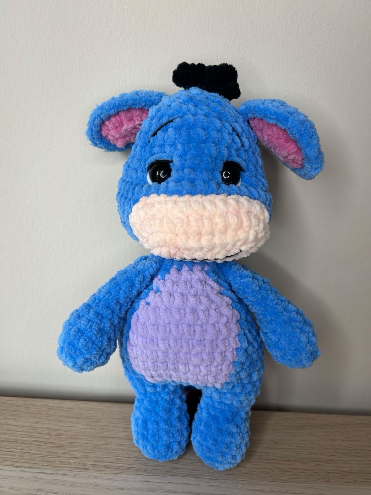 Peluche Ih-Oh in ciniglia blu con pancia lilla, muso color pesca e ciuffo nero