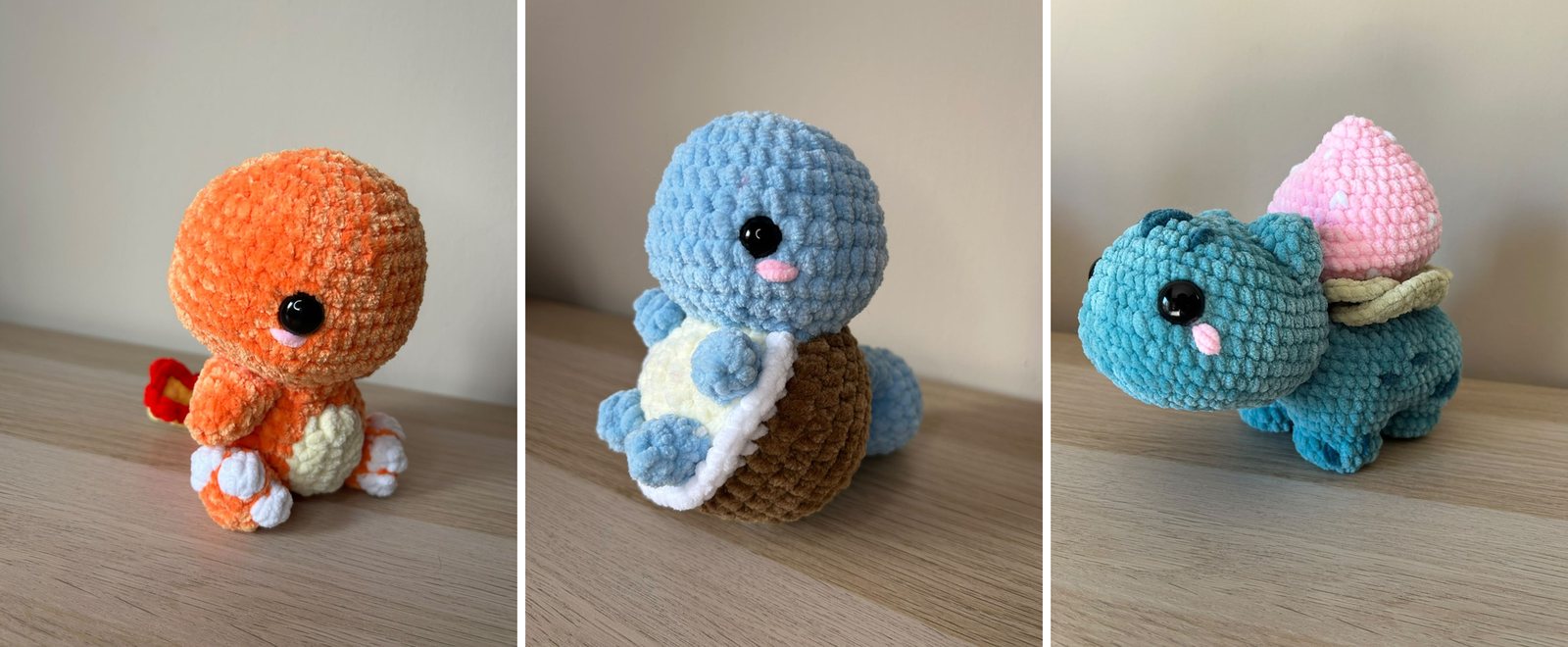 Tre peluche in ciniglia affiancati: Charmander arancione, Squirtle azzurro e Bulbasaur verde petrolio con bulbo rosa