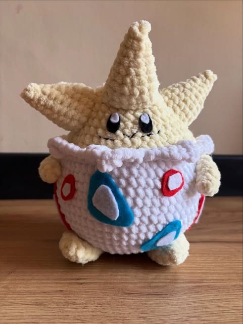Peluche Togepi all'uncinetto in ciniglia panna e bianca
